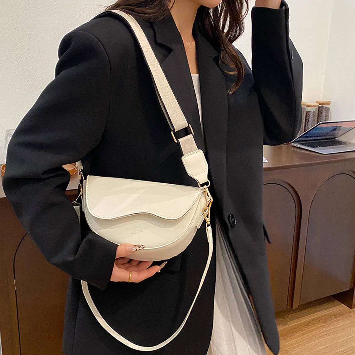 Vintage Brown Leather Saddle Crossbody Bag | Trendy Wide Strap Shoulder Purse ✨
